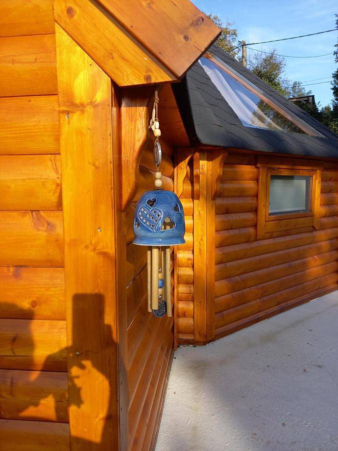 Tente pour 4 personnes, avec jardin ainsi que jacuzzi et sauna dans les Ardennes