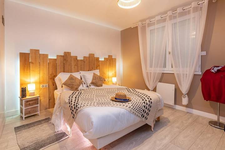 Gîte pour 8 personnes, avec terrasse ainsi que jardin et piscine à Denneville - 4
