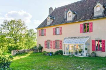 Gîte pour 12 personnes, avec vue ainsi que jardin et piscine à Bétête