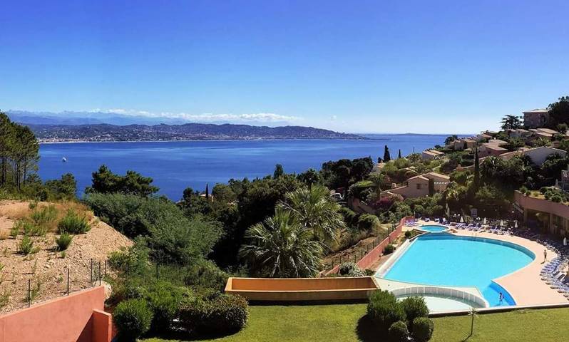 Appart’hôtel pour 4 personnes, avec terrasse ainsi que piscine et vue, animaux acceptés
