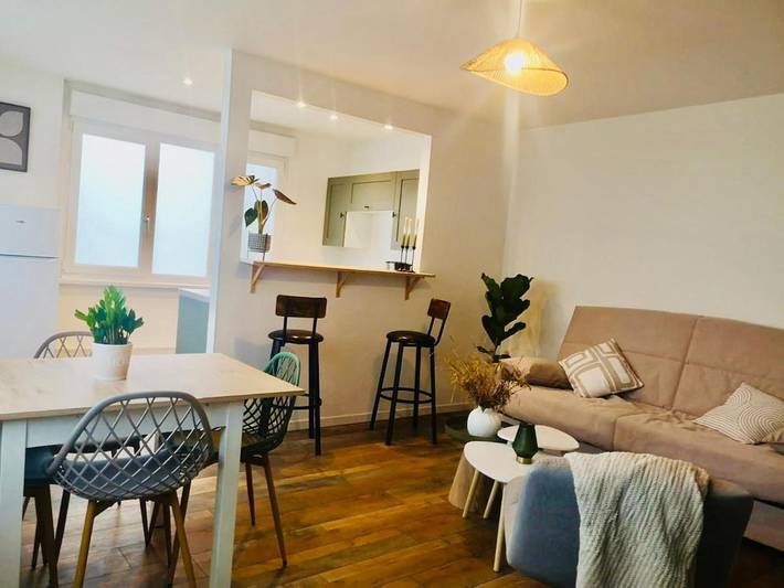 Location de vacances pour 4 personnes, avec Terrasse ainsi que Jardin et Vue à Pont-sur-Sambre