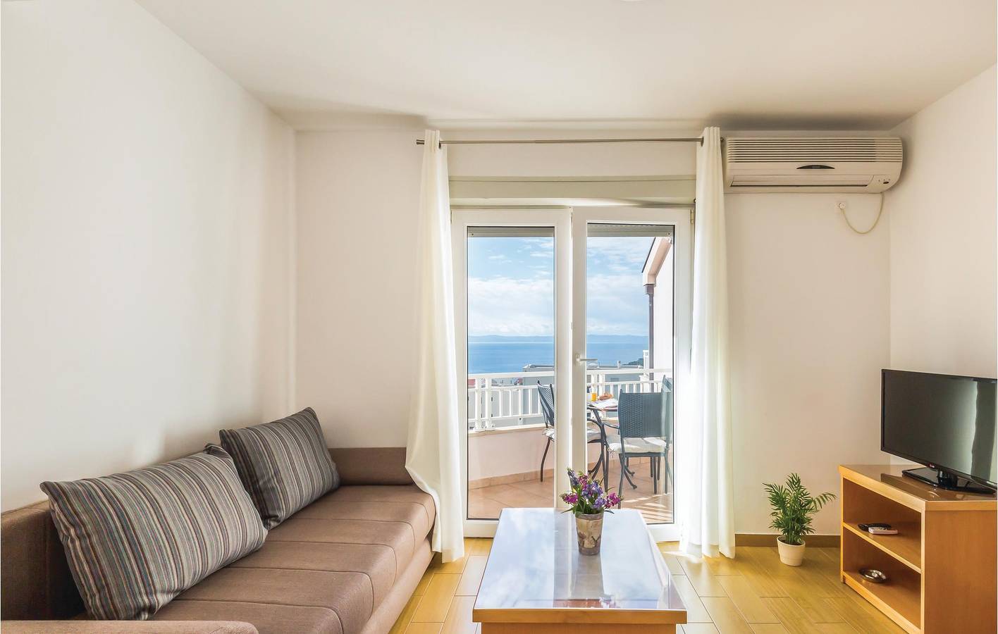 Ganze Ferienwohnung, Gemütliche Ferienwohnung mit Meerblick, Terrasse, Küche und Parkplatz in der Nähe von Makarska in Makarska, Makarska Riviera