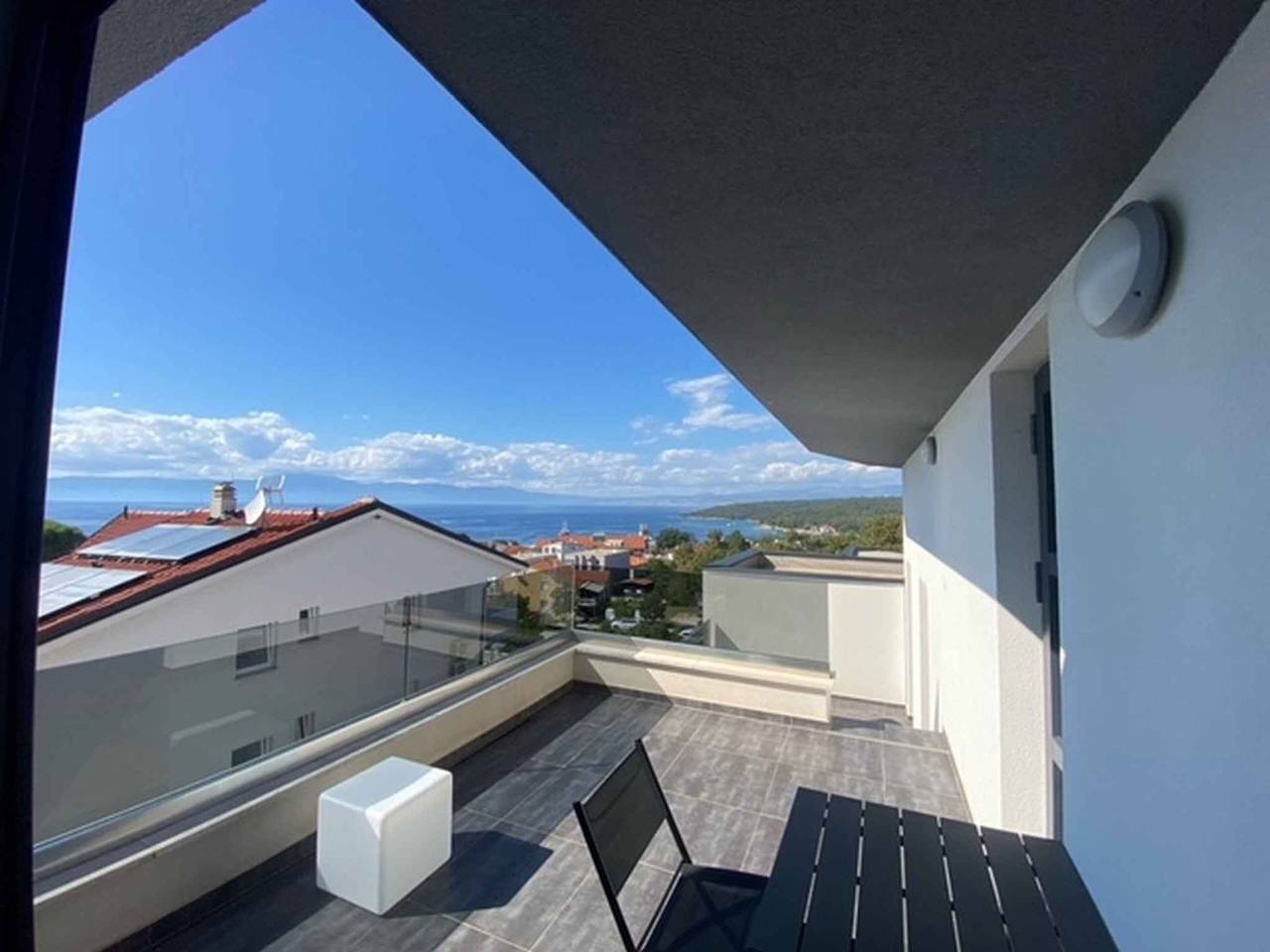 Ganze Ferienwohnung, Ferienwohnung modern eingerichtet mit Meerblick in Njivice, Krk