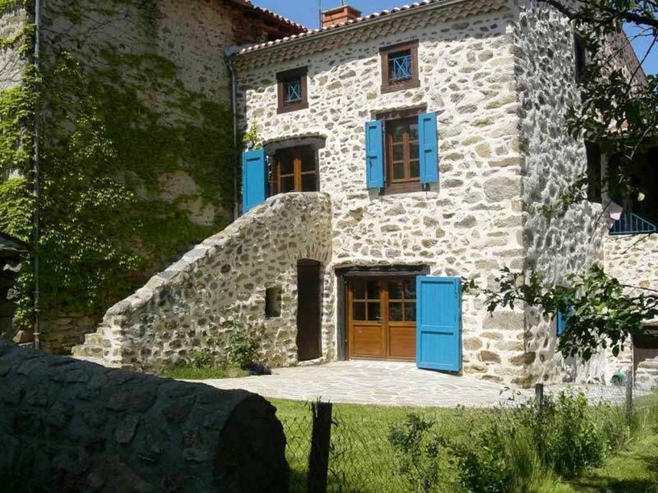 Maison de caractère avec terrasse à 300m de l'Allier, idéale pour pêche, détente et activités familiales in Villeneuve-d'Allier, Haute-Loire