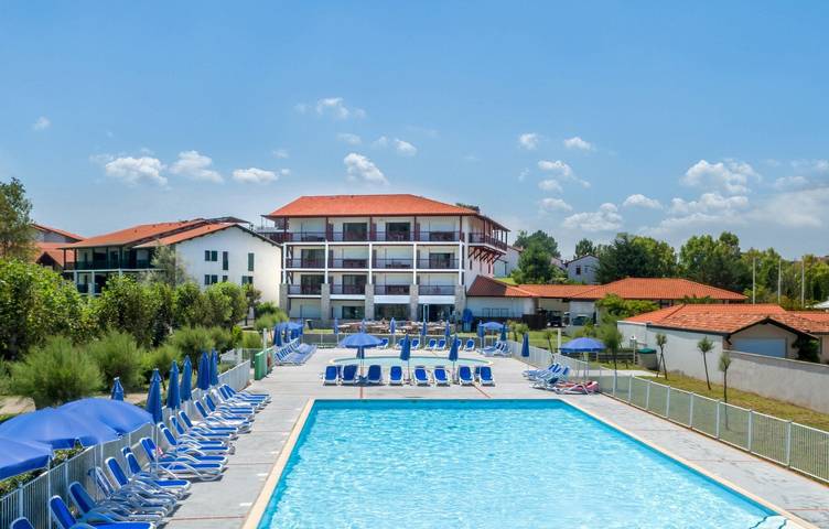 Gîte pour 4 personnes, avec terrasse et jardin ainsi que bassin pour enfant et piscine, adapté aux familles à Saint-Jean-de-Luz