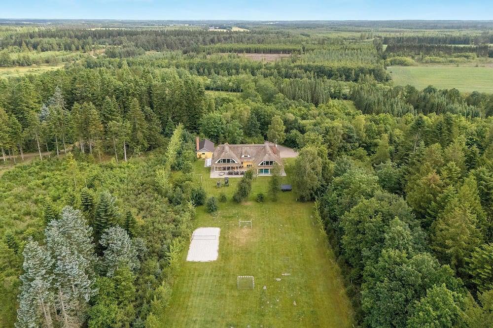 24 person pool house with activity room and 8 bedrooms. in Viborg
