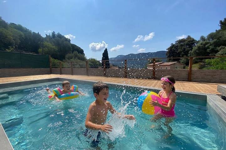 Location de vacances pour 12 personnes, avec balcon à Le Revest-les-Eaux