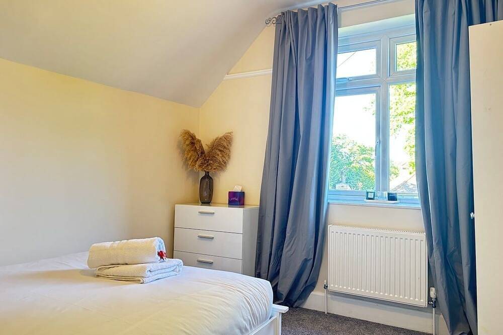 3Br Home Away From Home • Free Parking • Near Lgw Airport in Crawley, Sussex de l'Ouest