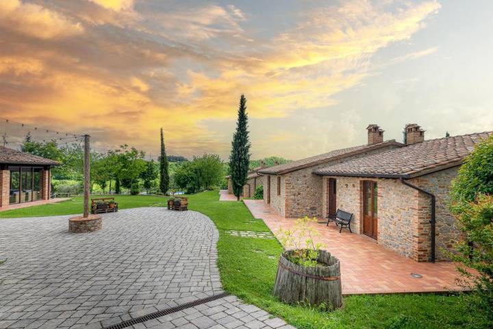 Resort per 5 persone, con Balcone e Terrazza nonché Giardino e Piscina in Umbria