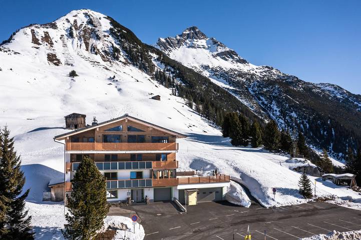 Ferienwohnung für 2 Personen, mit Balkon und Terrasse sowie Garten und Ausblick im Lechtal