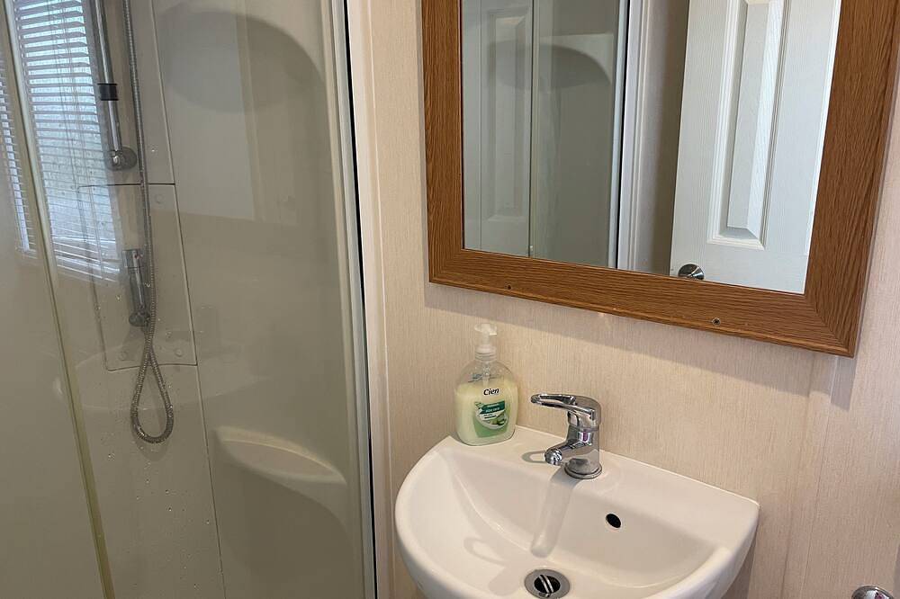 Poppy, dog-friendly caravan with panoramic sea views on Rockley Park Poole wi-fi in Poole, Poole Harbour