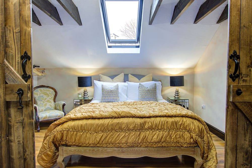 Luxury Cottage Sleeps 8 Pembrokeshire Wales Close to Town & Beach in Pembroke, Pembrokeshire