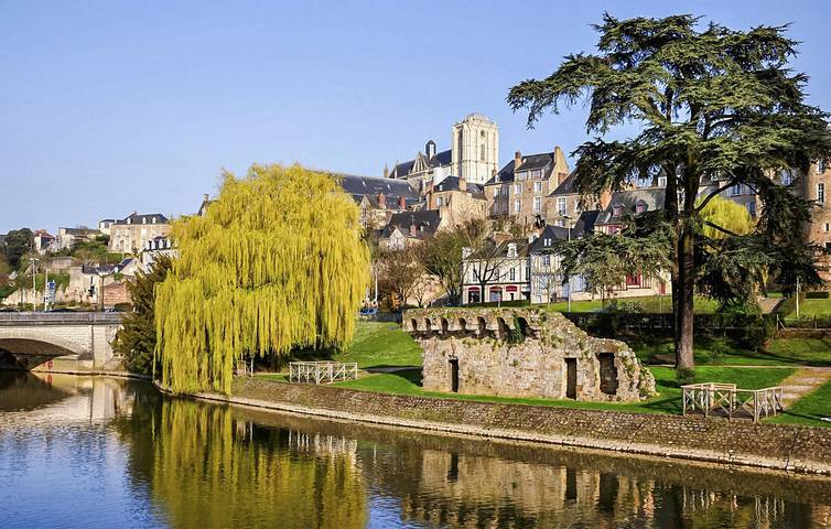 La Milesse 1km - Cozy Apartment with Pool & Parking in La Milesse, Sarthe