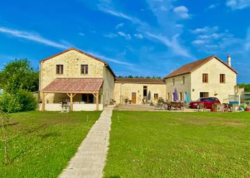 Gîte pour 17 personnes, avec piscine et jardin à Berrie