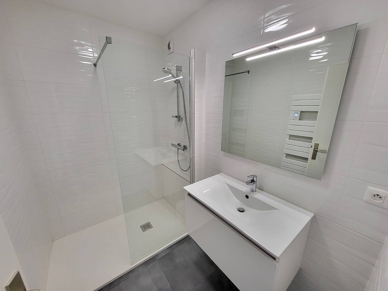 Entire apartment, Renovated T3 apartment sea view with garage and Wifi in Les Sables-d'Olonne, Vendée