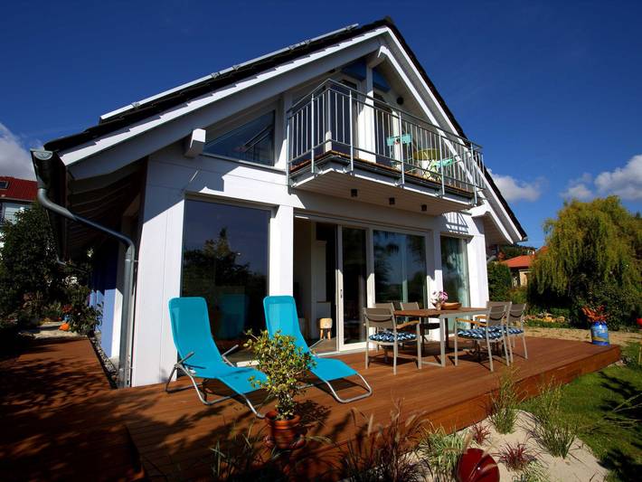Ferienhaus für 4 Personen, mit Balkon und Terrasse sowie Whirlpool und Garten