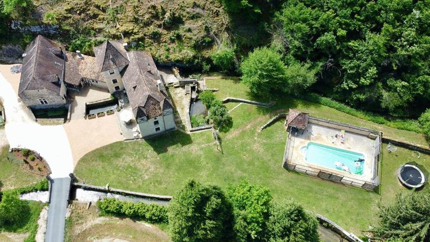 Location de vacances pour 14 personnes, avec vue ainsi que jardin et piscine, animaux acceptés à Salignac-Eyvigues - 2