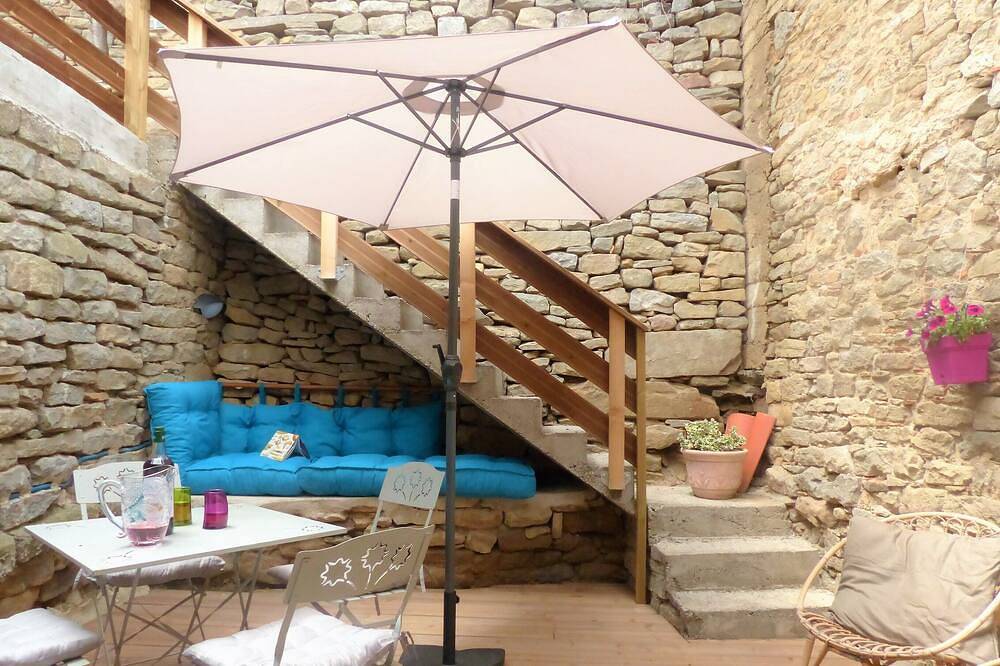 Appartement entier, 18 kms de la Cité de Carcassonne, gîte dans une maison de maître wifi spa  patio in Laure-Minervois, Région de Carcassonne