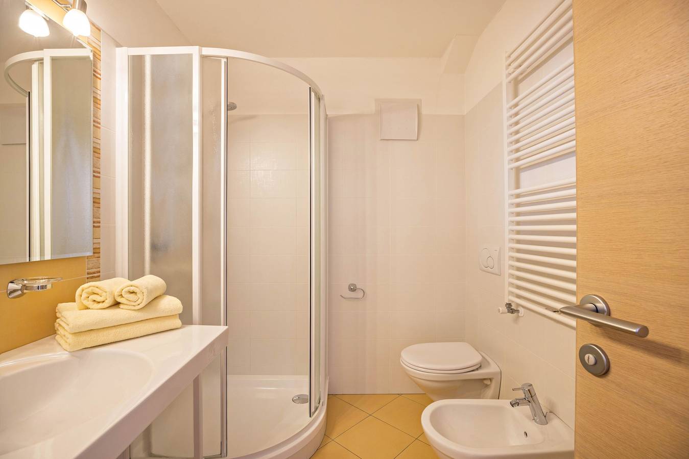 Entire apartment, Runcac - Holiday Apartment Pla with Mountain View, Wi-Fi & Balcony in San Vigilio di Marebbe, Mareo