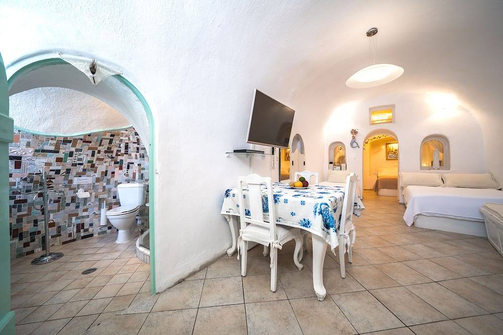 Santoriniparadise: Paradise cave house, indoor winery & outdoor hot tub, Caldera in Ormos Ammoudiou, Oia