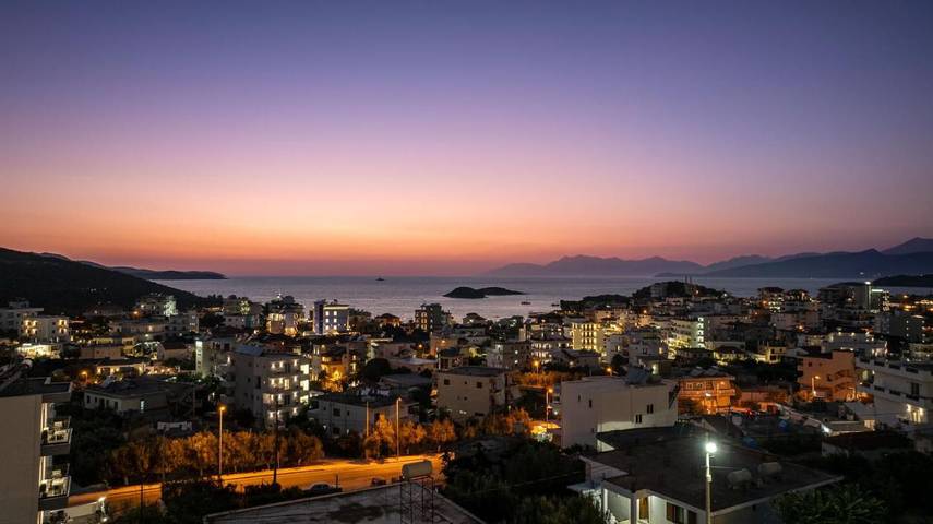 Location de vacances pour 7 personnes, avec terrasse ainsi que vue et piscine dans Ksamil - 2