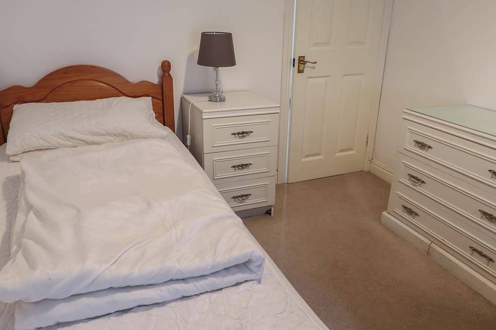 Ty Glyn, pet friendly, character holiday cottage in Beddgelert in Beddgelert, Snowdonia