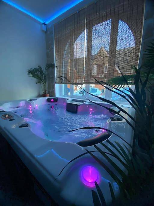 Maison de vacances pour 4 personnes, avec terrasse ainsi que jacuzzi et jardin