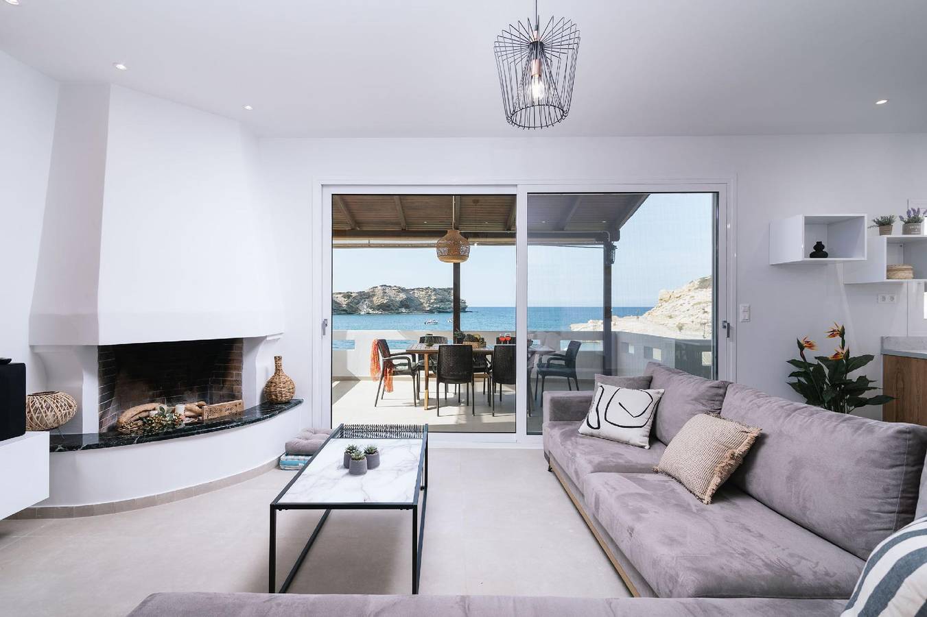 Blissful Beach Front Wohnung mit privatem Schwimmbad in Lygaria, Achlada
