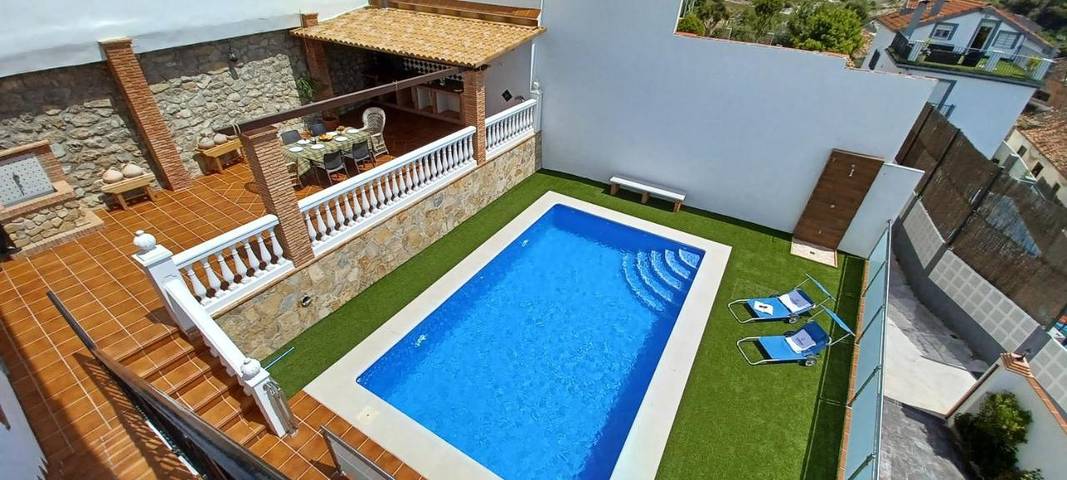 Casa de vacaciones para 15 personas, con Balcón y Terraza además de Jardín y Piscina en Huétor Santillán