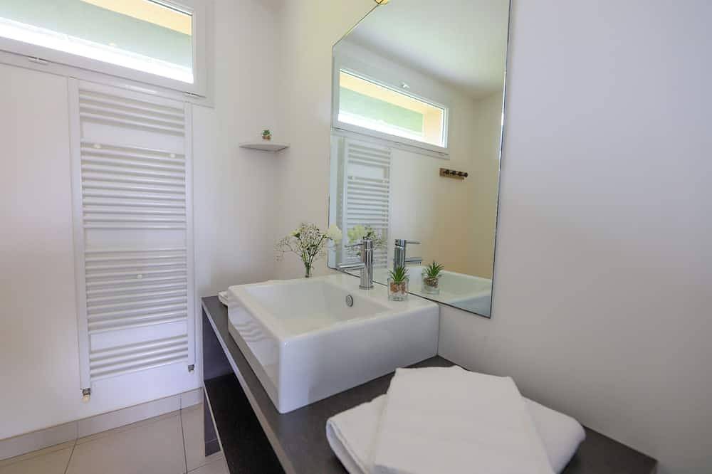 Gîte 4 personnes à 100m de la mer/Gr34 avec piscine/spa in Guissény, Région de Brest