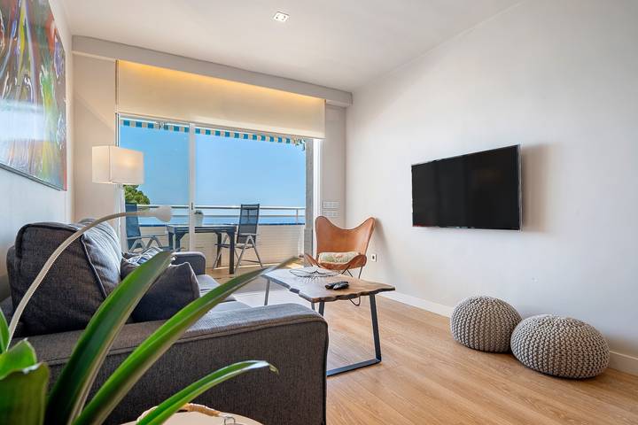 Apartamento entero, Apartamento vacacional "La Rosaleda" con vistas al mar, piscina compartida y Wi-Fi in Cala de les Sirenes (Miami Playa), Miami Playa