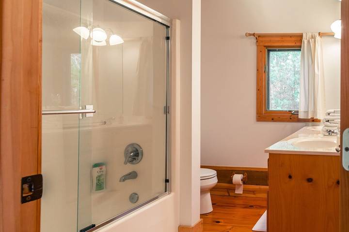 Vacation house for 6 people, with yard in North Carolina