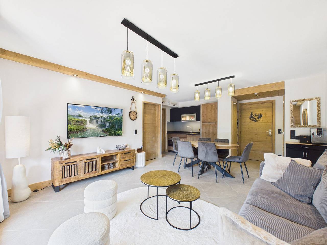 Entire apartment, Cozy Duplex in Les Gets, 6 Guests, Near Village & Ski Lifts, Full Amenities Included in Les Gets, Les Portes du Soleil