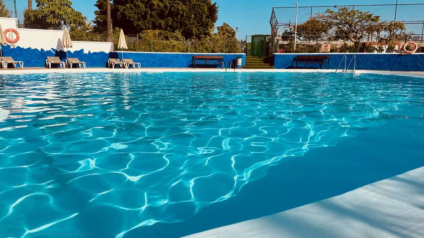 Apartamento para 4 personas, con jardín además de piscina para niños y terraza en Campo Internacional
