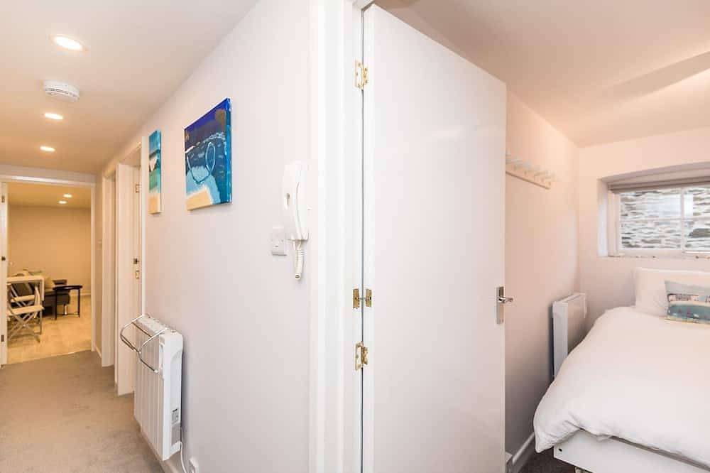 Moderne Wohnung im Stadtzentrum, zwei Minuten vom Strand entfernt mit Parkplatz. in Looe, Cornwall