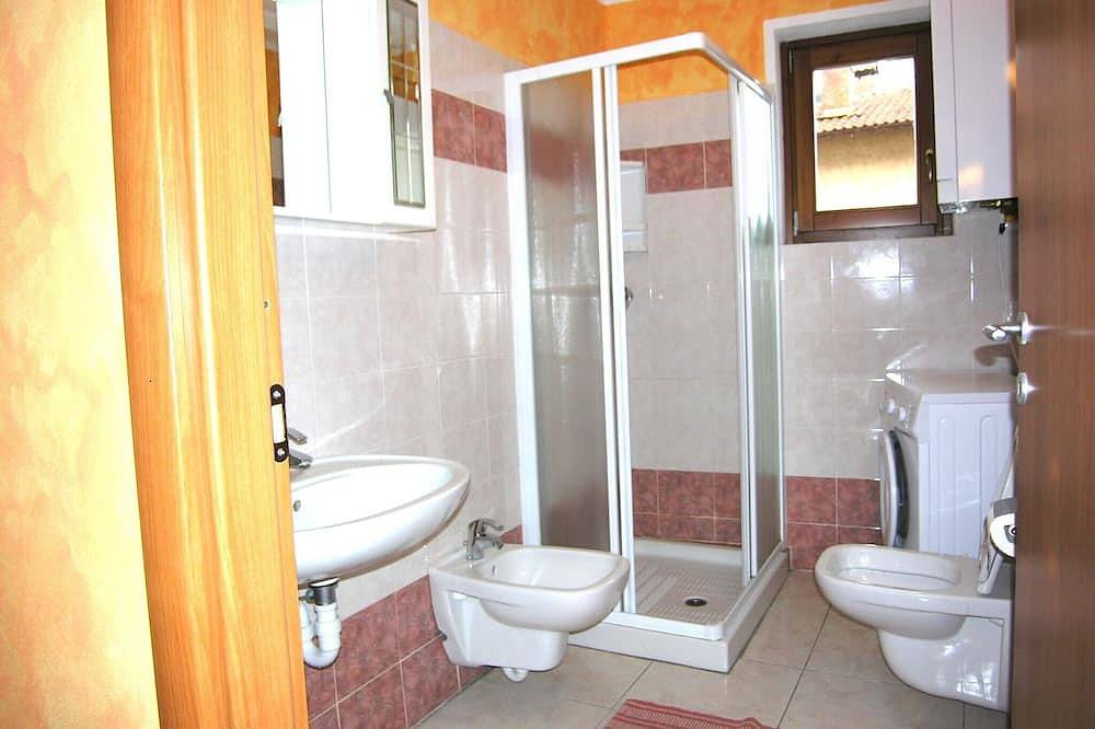 Ganze Wohnung, Haus Mary separate Wohnung mit Blick auf den See in Santa Maria Rezzonico, Comune di San Siro