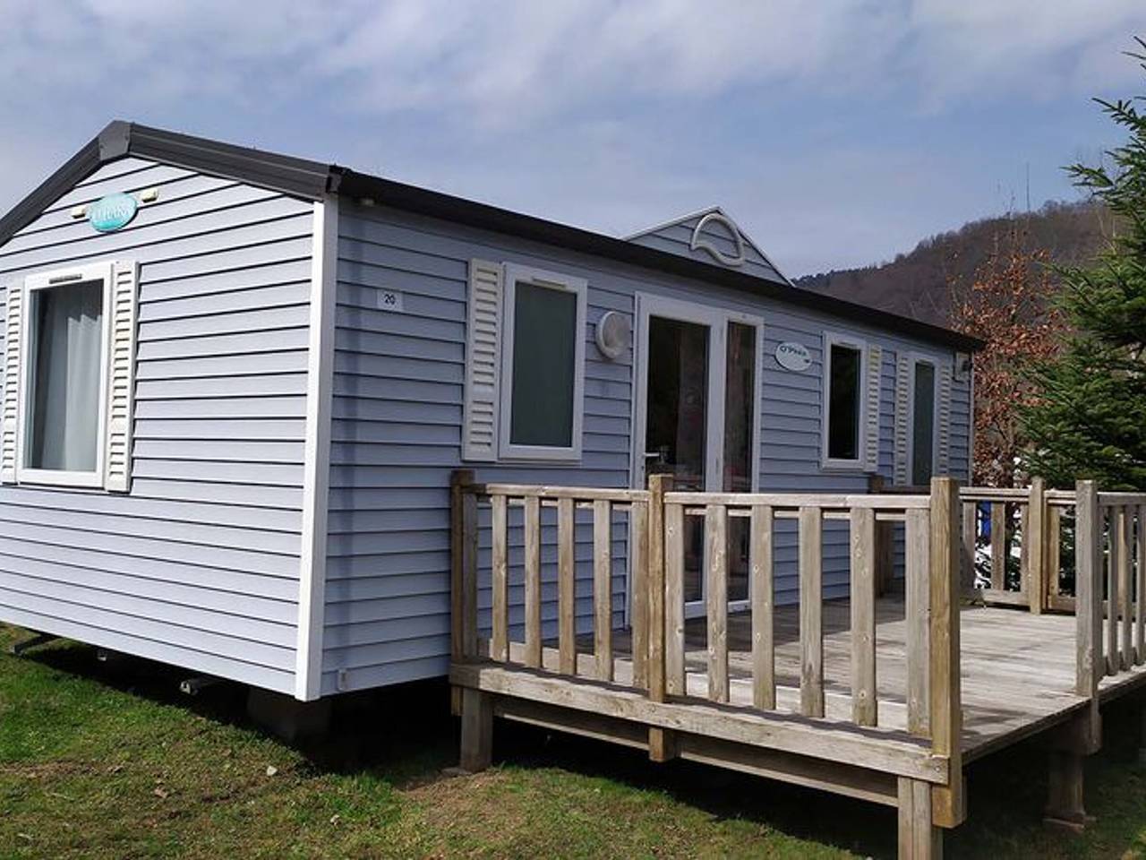 Mobil-home confortable avec terrasse pour 4 personnes à Vorey in Vorey, Haute-Loire