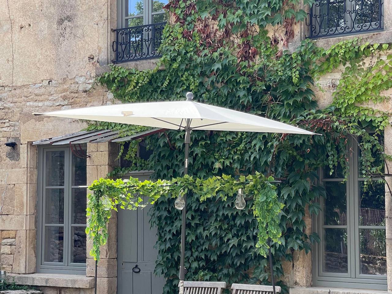 Burgunder Rückzug: geräumiges renoviertes Haus, Jacuzzi, Garten, Parkplatz in Gigny, Region Avallon