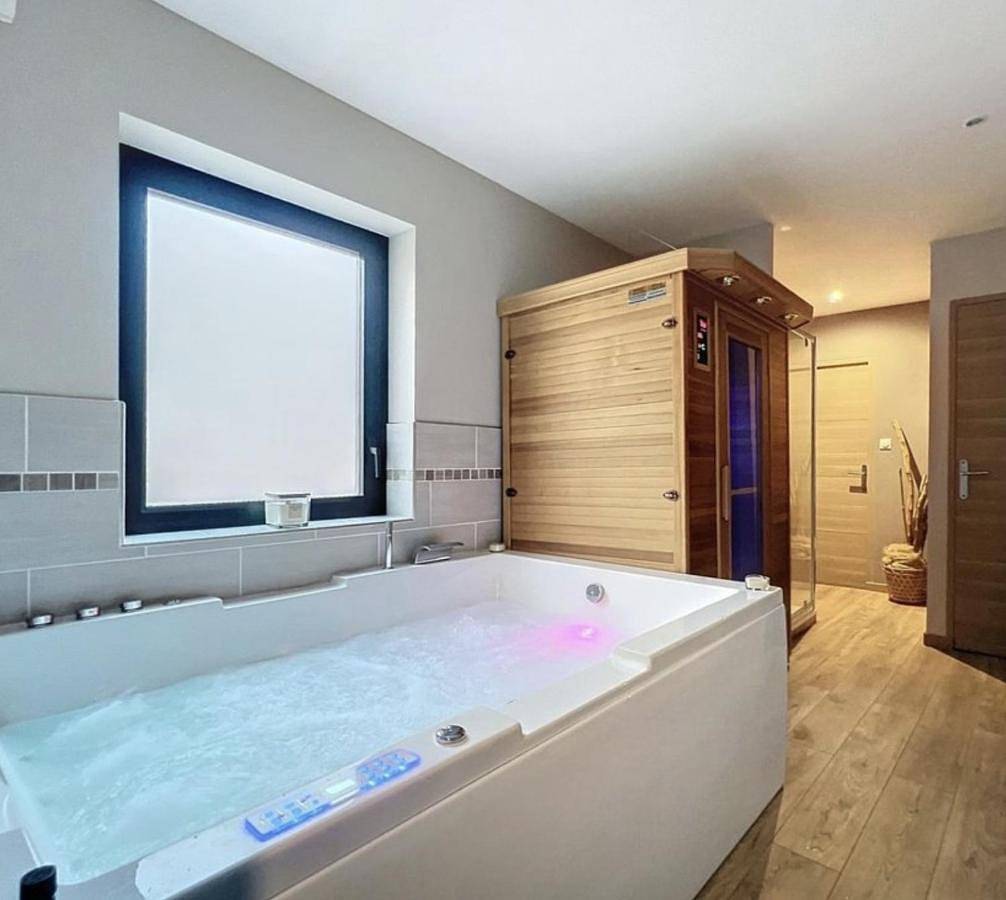 Queen Room with Spa Bath in Béthune, Région de Béthune