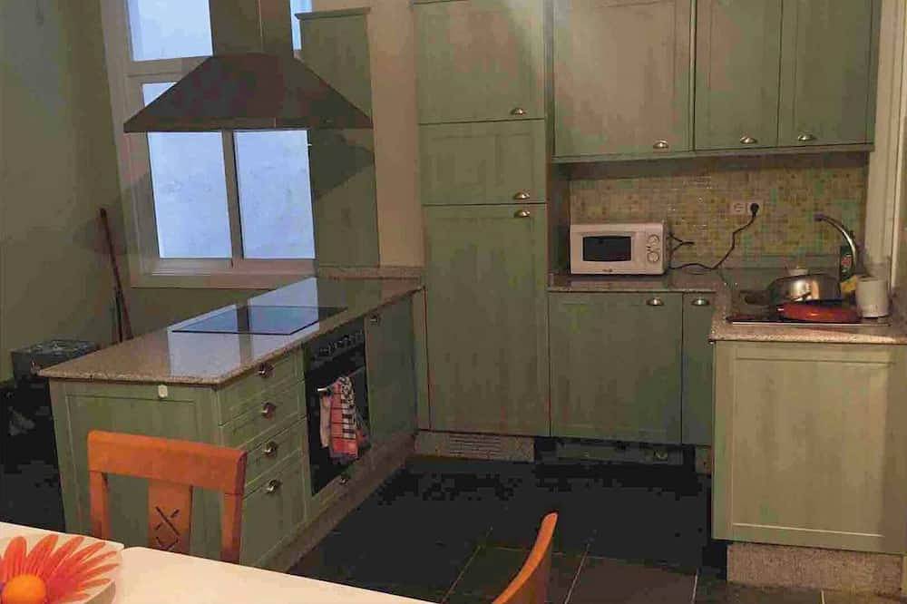 Entire apartment, Homerez - A Coruña Apartment w/ Parking in La Coruña, Galician Coast