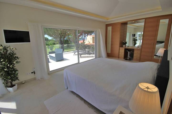 Luxuriöse freistehende Villa mit 4 Schlafzimmern und Meer-, Golf- und Bergblick in Vale do Lobo, Almancil