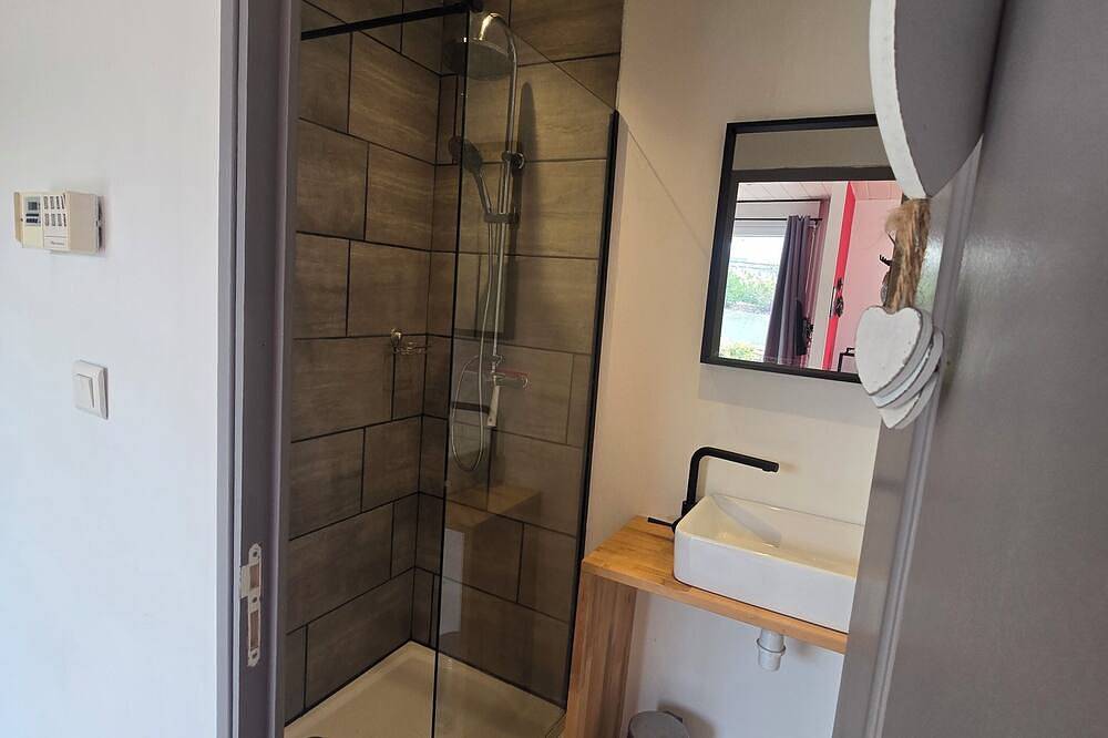 Ganze Wohnung, On your terrace at the foot of an oak tree, feel the Alsace's vibes ! in Barr, Region Sélestat-Erstein