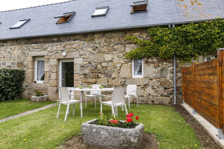 Gîte pour 4 personnes, avec jardin à Plougrescant - 3