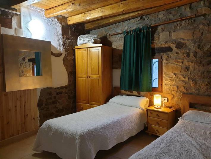 Casa rural para 18 personas, con Balcón y Terraza además de Jardín y Piscina en Noguera
