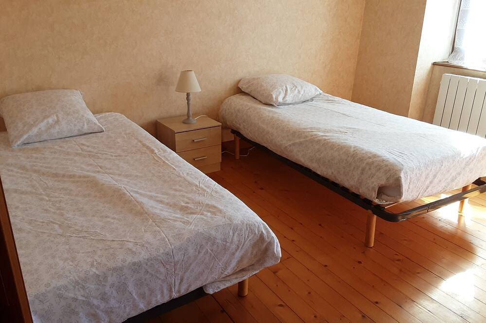 Location saisonnière dans petit hameau calme in Marat, Parc Naturel Régional Livradois-Forez