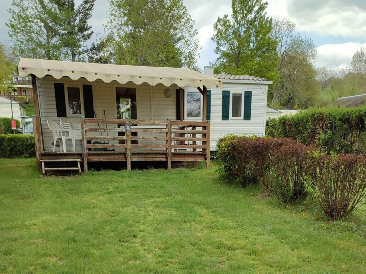 Mobil-home con terraza - 4 pers. in La Tour-d'Auvergne, Parque Natural Regional Volcans d'Auvergne
