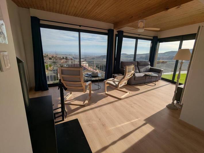 Gîte pour 4 personnes, avec Terrasse ainsi que Piscine et Vue à Vaux-en-Beaujolais