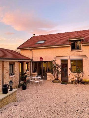 Location de vacances pour 8 personnes, avec vue et jardin dans Meures