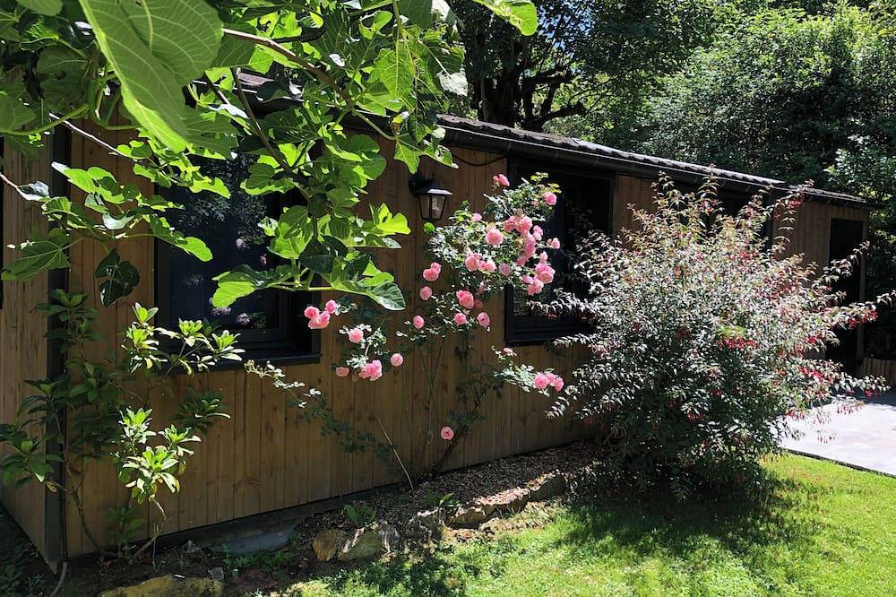 Apartamento entero, Independent studio + garden. 5 min walk to Jardy, 15 min to La Défense by train. in Vaucresson, Altos del Sena