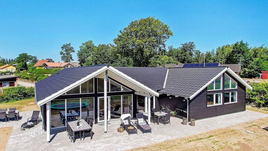 Ferienhaus für 17 Personen, mit Sauna und Terrasse sowie Whirlpool und Pool in Høll - 2
